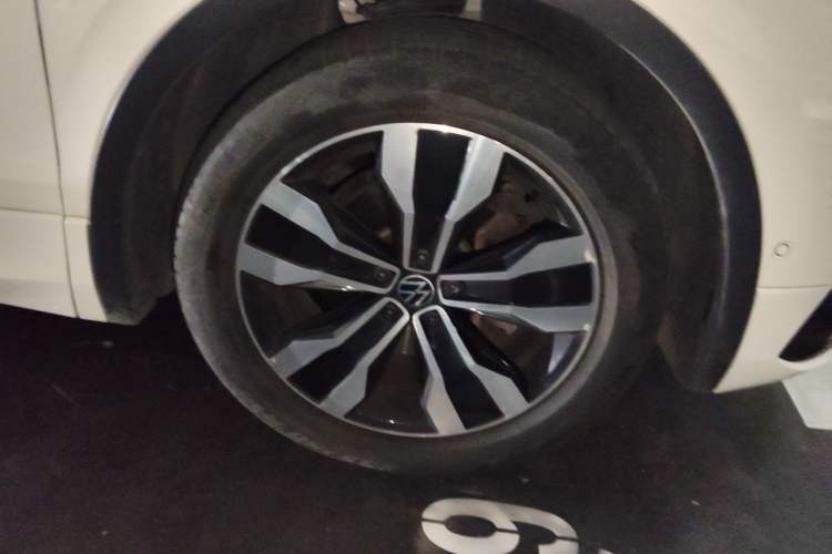 Used Volkswagen Tiguan L 2022 330TSI Automatic Two-Wheel Drive R-Line Enhanced Edition Right Front Wheel Hub