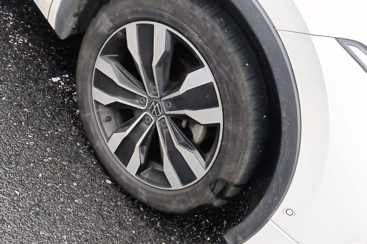 Used Volkswagen Tiguan L 2022 330TSI Automatic Two-Wheel Drive R-Line Enhanced Edition Right Front Wheel Hub