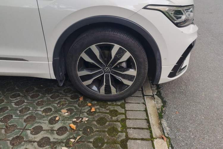 Used Volkswagen Tiguan L 2022 330TSI Automatic Two-Wheel Drive R-Line Flagship Edition Right Front Wheel Hub
