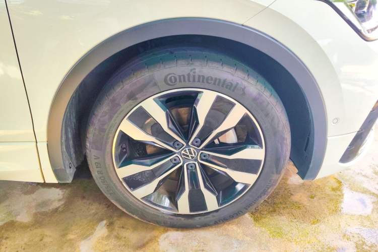 Used Volkswagen Tiguan L 2022 380TSI Automatic All-Wheel Drive R-Line Enhanced Comfort 7-Seater Right Front Wheel Hub
