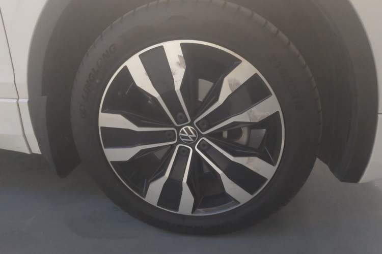 Used Volkswagen Tiguan L 2022 380TSI Automatic All-Wheel Drive R-Line Enhanced Comfort 7-Seater Right Front Wheel Hub