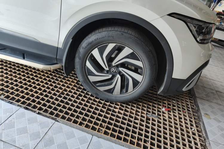 Used Volkswagen Tiguan L 2022 330TSI Automatic Two-Wheel Drive Smart Edition Right Front Wheel Hub