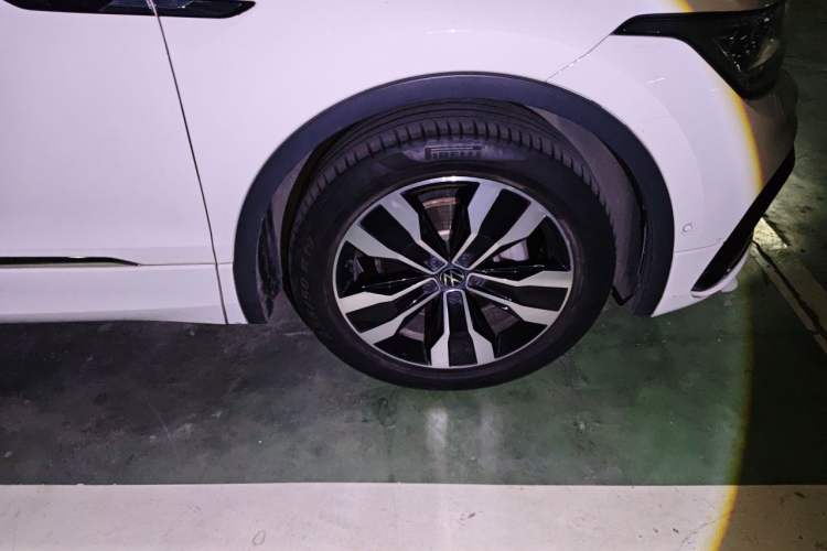 Used Volkswagen Tiguan L 2022 330TSI Automatic Two-Wheel Drive R-Line Enhanced Edition Right Front Wheel Hub