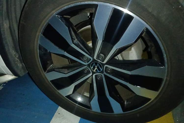 Used Volkswagen Tiguan L 2022 330TSI Automatic Two-Wheel Drive R-Line Flagship Edition Right Front Wheel Hub