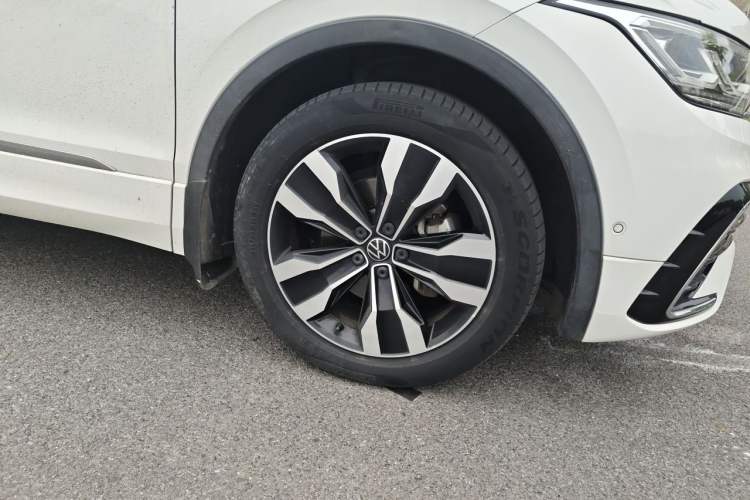 Used Volkswagen Tiguan L 2022 330TSI Automatic Two-Wheel Drive R-Line Flagship Edition Right Front Wheel Hub