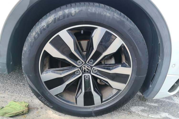 Used Volkswagen Tiguan L 2022 330TSI Automatic Two-Wheel Drive R-Line Flagship Edition Right Front Wheel Hub