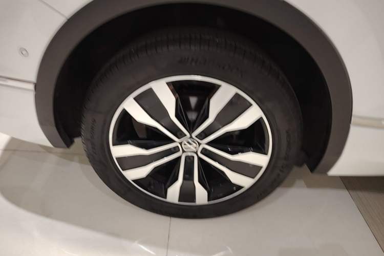 Used Volkswagen Tiguan L 2022 330TSI Automatic Two-Wheel Drive R-Line Enhanced Edition Right Rear Wheel Hub
