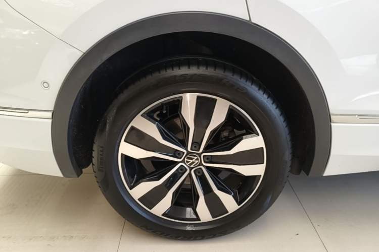 Used Volkswagen Tiguan L 2022 380TSI Automatic All-Wheel Drive R-Line Enhanced Comfort 7-Seater Right Rear Wheel Hub