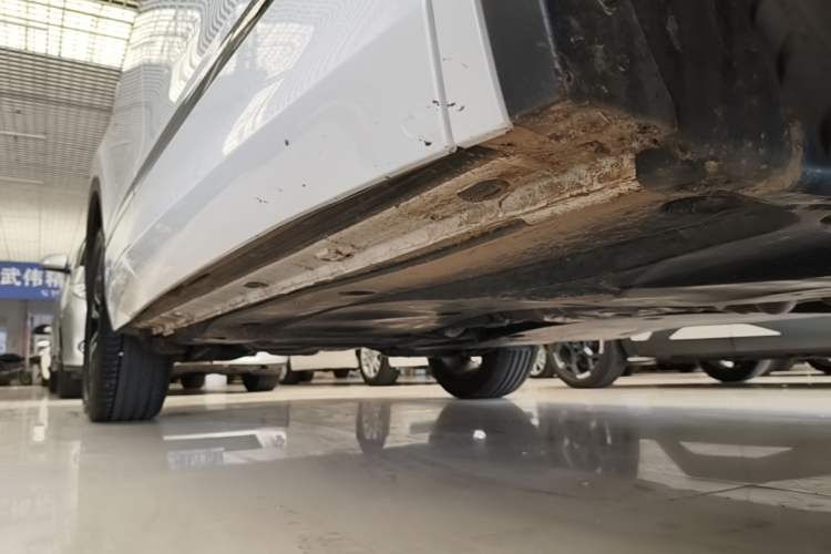 Used Volkswagen Tiguan L 2022 380TSI Automatic All-Wheel Drive R-Line Enhanced Comfort 7-Seater Right Side Sill