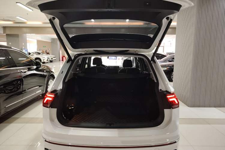 Used Volkswagen Tiguan L 2022 330TSI Automatic Two-Wheel Drive R-Line Enhanced Edition Trunk