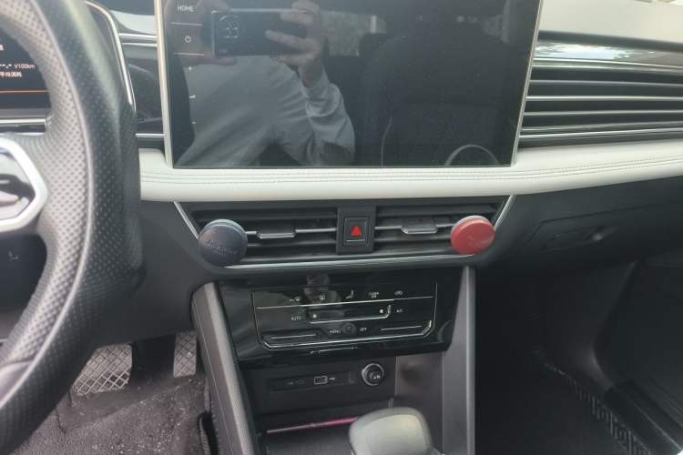 Used Volkswagen Tiguan L 2023 330TSI Automatic Two-Wheel Drive Smart Edition Audio And AC Panel