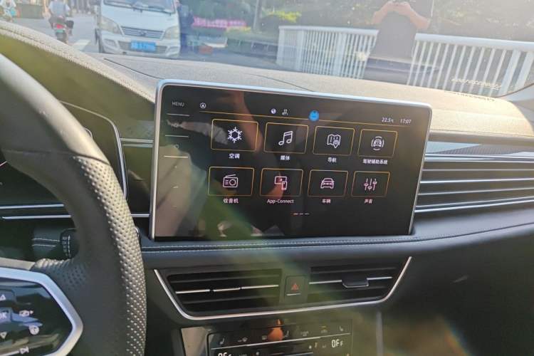 Used Volkswagen Tiguan L 2023 Restyled 330TSI Automatic Two-Wheel Drive R-Line Enhanced Comfort Version Audio And AC Panel