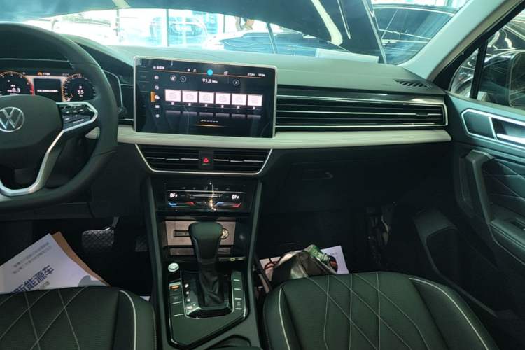 Used Volkswagen Tiguan L 2023 Revised Version 330TSI Automatic Two-Wheel Drive Smart Enjoyment Edition Audio And AC Panel