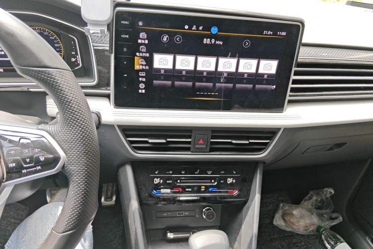 Used Volkswagen Tiguan L 2023 Restyled 330TSI Automatic Two-Wheel Drive R-Line Enhanced Comfort Version Audio And AC Panel