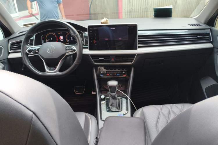 Used Volkswagen Tiguan L 2023 330TSI Automatic Two-Wheel Drive R-Line Enjoyment Edition Center Console