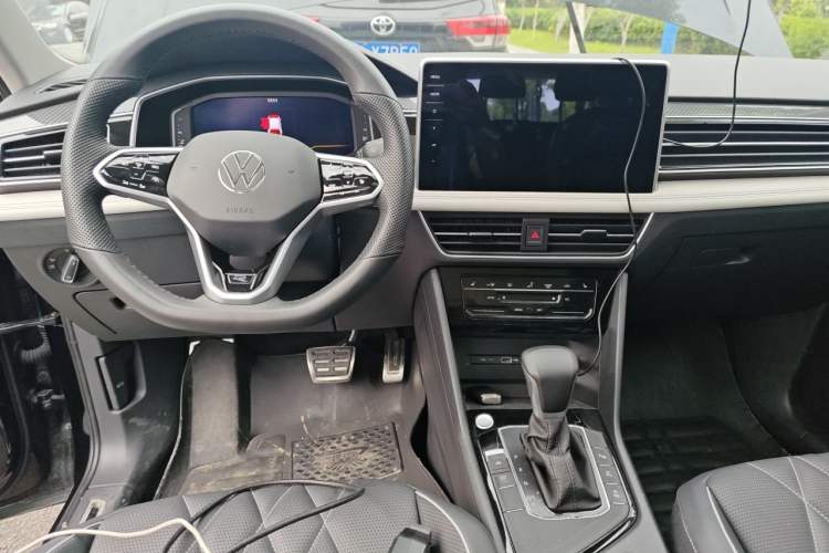 Used Volkswagen Tiguan L 2023 Restyled 330TSI Automatic Two-Wheel Drive R-Line Enhanced Comfort Version Center Console