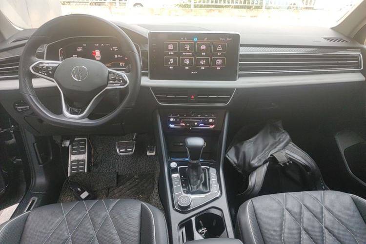Used Volkswagen Tiguan L 2023 380TSI Automatic All-Wheel Drive R-Line Enhanced 7-Seater Center Console