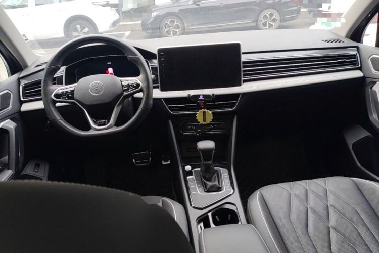 Used Volkswagen Tiguan L 2023 330TSI Automatic Two-Wheel Drive R-Line Enjoyment Edition Center Console