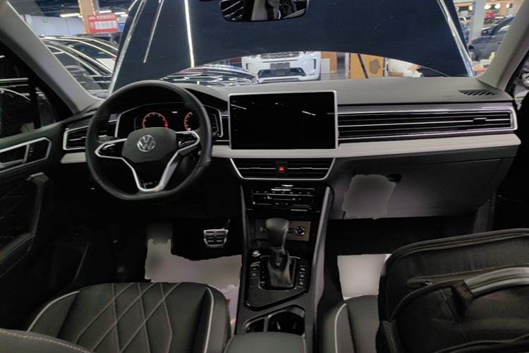 Used Volkswagen Tiguan L 2023 Restyled 330TSI Automatic Two-Wheel Drive R-Line Enhanced Comfort Version Center Console