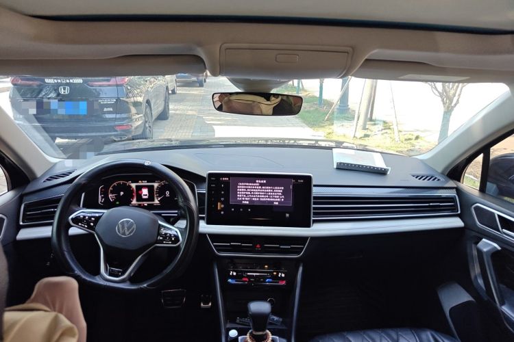 Used Volkswagen Tiguan L 2023 330TSI Automatic Two-Wheel Drive R-Line Enjoyment Edition Center Console