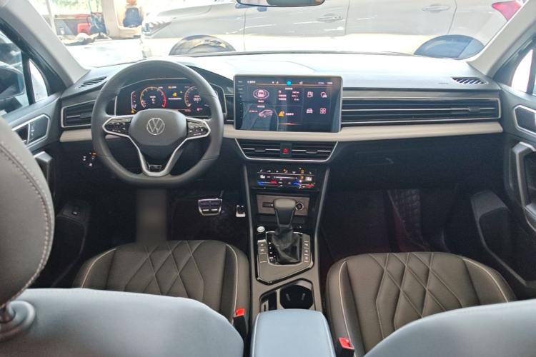 Used Volkswagen Tiguan L 2023 Restyled 330TSI Automatic Two-Wheel Drive R-Line Enhanced Comfort Version Center Console