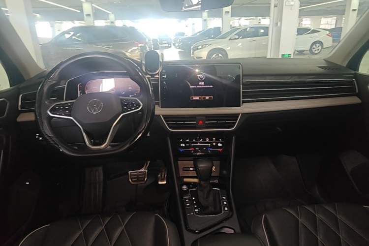 Used Volkswagen Tiguan L 2023 Restyled 330TSI Automatic Two-Wheel Drive R-Line Enhanced Comfort Version Center Console