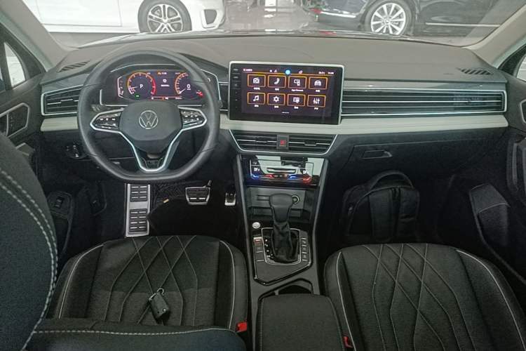 Used Volkswagen Tiguan L 2023 Restyled 330TSI Automatic Two-Wheel Drive R-Line Enhanced Comfort Version Center Console