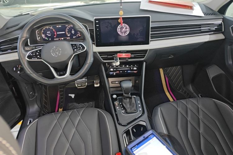 Used Volkswagen Tiguan L 2023 Restyled 330TSI Automatic Two-Wheel Drive R-Line Enhanced Comfort Version Center Console