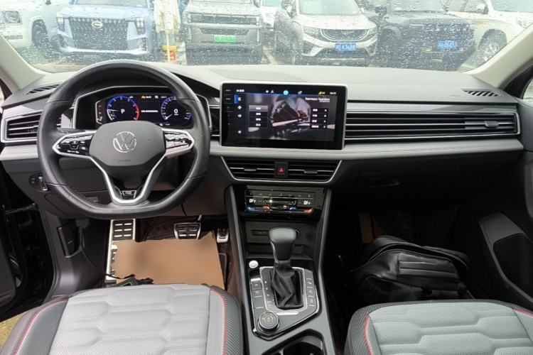 Used Volkswagen Tiguan L 2023 Facelift 380TSI Automatic All-Wheel Drive R-Line Flagship 7-Seater Center Console