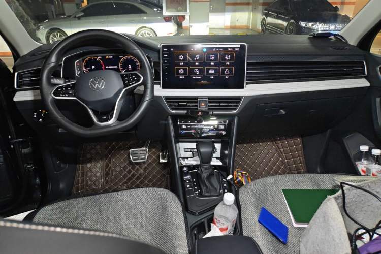 Used Volkswagen Tiguan L 2023 Restyled 330TSI Automatic Two-Wheel Drive R-Line Enhanced Comfort Version Center Console