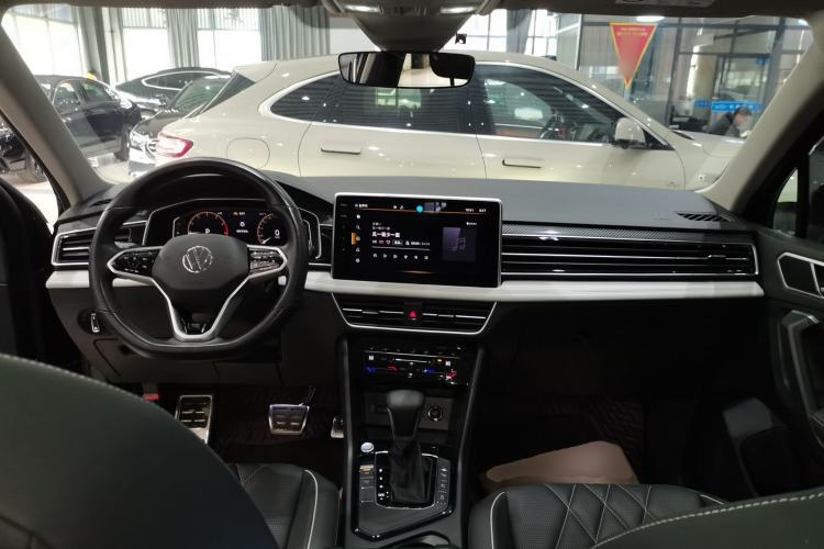 Used Volkswagen Tiguan L 2023 Restyled 330TSI Automatic Two-Wheel Drive R-Line Enhanced Comfort Version Center Console