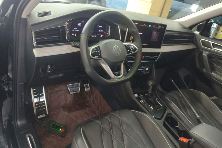 Used Volkswagen Tiguan L 2023 Restyled 330TSI Automatic Two-Wheel Drive R-Line Enhanced Comfort Version Center Console
