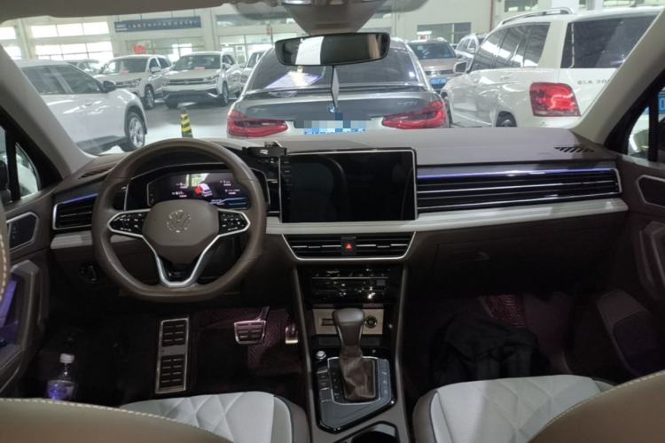 Used Volkswagen Tiguan L 2023 Restyled 330TSI Automatic Two-Wheel Drive R-Line Enhanced Comfort Version Center Console