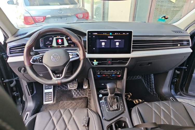 Used Volkswagen Tiguan L 2023 330TSI Automatic Two-Wheel Drive R-Line Enjoyment Edition Center Console
