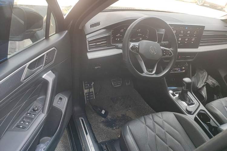 Used Volkswagen Tiguan L 2023 380TSI Automatic All-Wheel Drive R-Line Enhanced 7-Seater Driver Seat