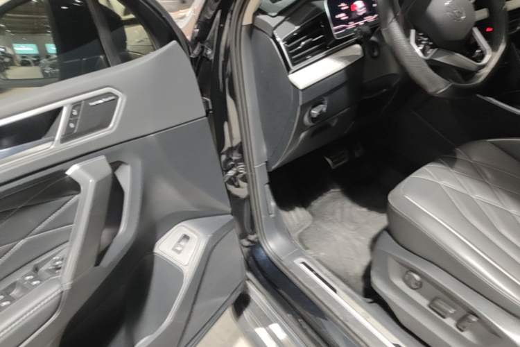Used Volkswagen Tiguan L 2023 Restyled 330TSI Automatic Two-Wheel Drive R-Line Enhanced Comfort Version Driver Seat