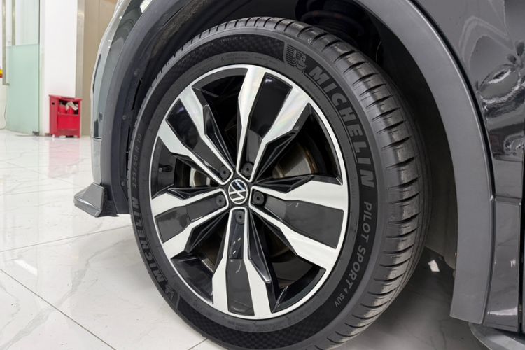 Used Volkswagen Tiguan L 2023 Restyled 330TSI Automatic Two-Wheel Drive R-Line Enhanced Comfort Version Exterior 2