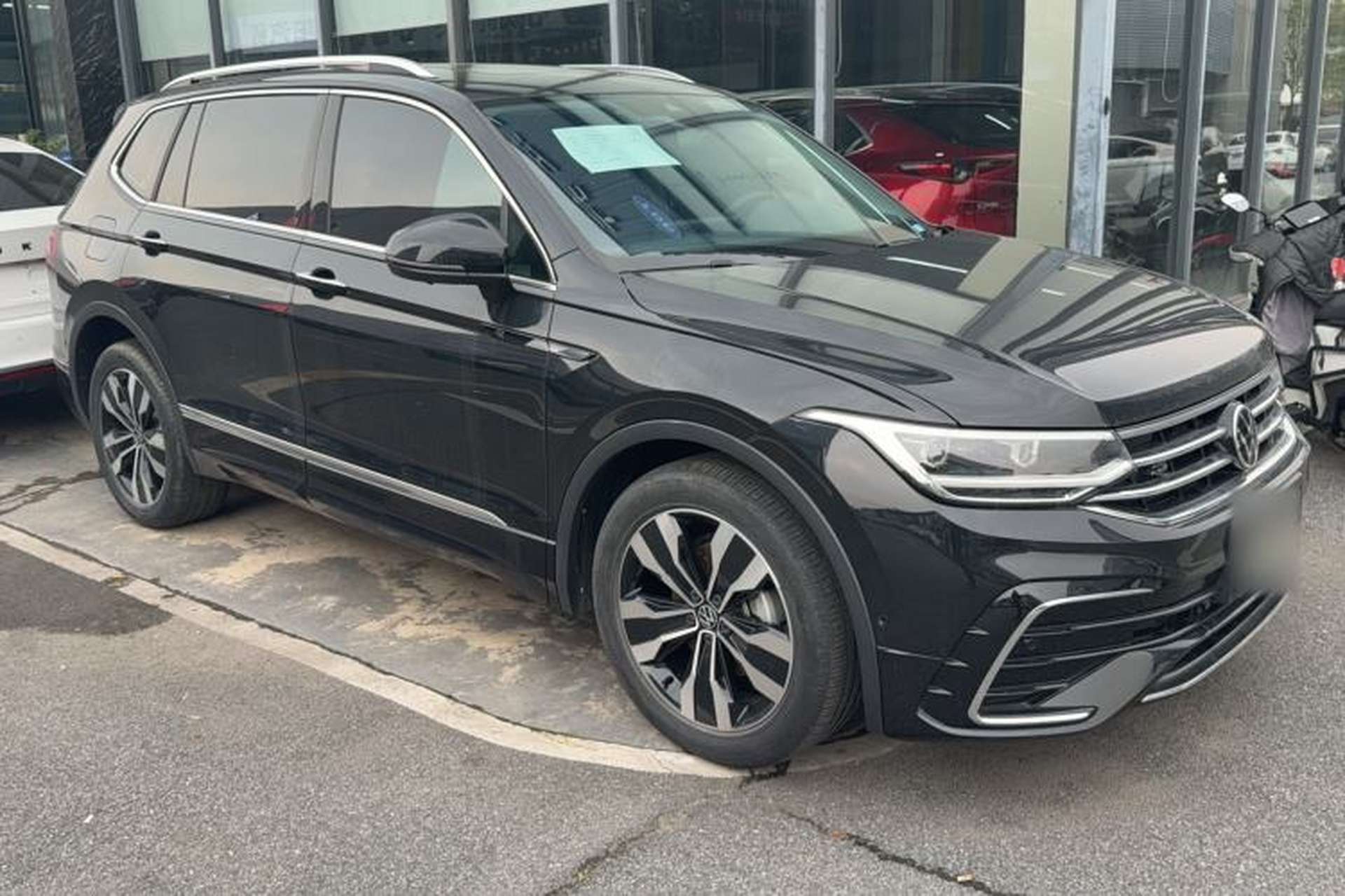 Used Volkswagen Tiguan L 2023 Facelifted 380TSI Automatic All-Wheel Drive R-Line Plus Version 7-Seater Exterior 2