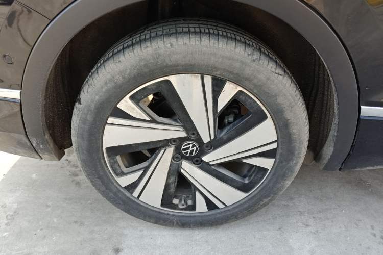Used Volkswagen Tiguan L 2023 Restyled 330TSI Automatic Two-Wheel Drive R-Line Enhanced Comfort Version Exterior 4