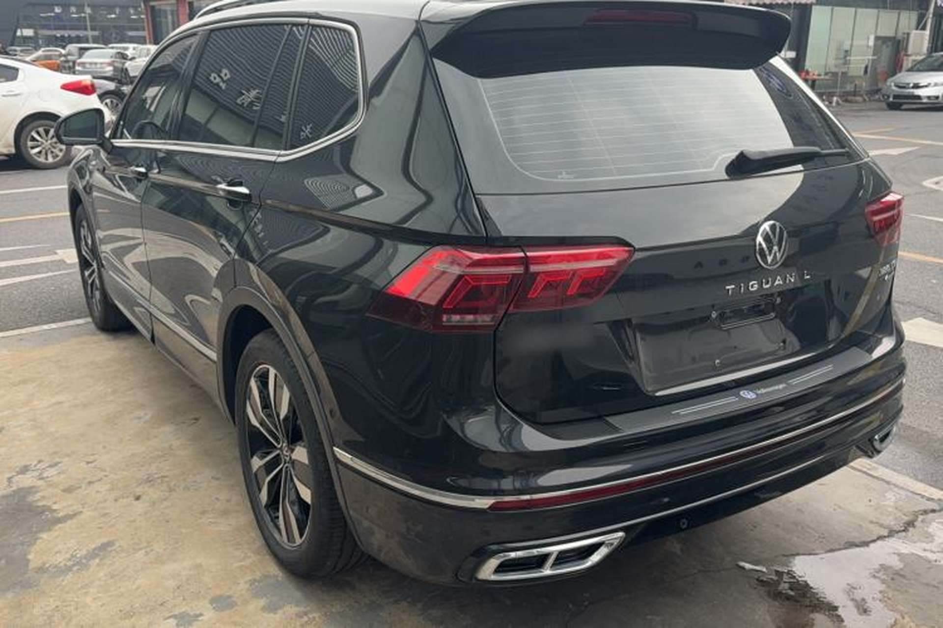 Used Volkswagen Tiguan L 2023 Facelifted 380TSI Automatic All-Wheel Drive R-Line Plus Version 7-Seater Exterior 4
