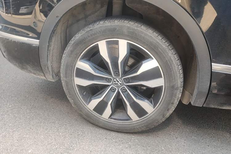Used Volkswagen Tiguan L 2023 380TSI Automatic All-Wheel Drive R-Line Enhanced 7-Seater Exterior 5