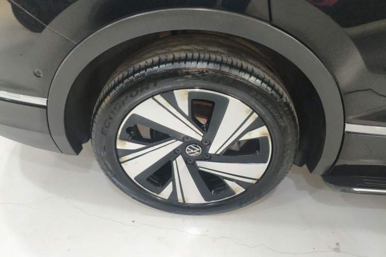 Used Volkswagen Tiguan L 2023 Restyled 330TSI Automatic Two-Wheel Drive R-Line Enhanced Comfort Version Exterior 5