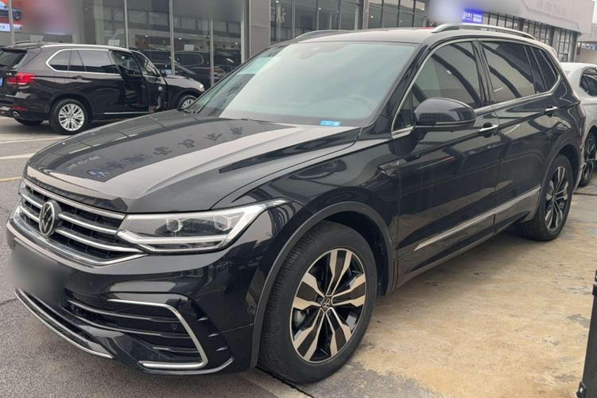 Used Volkswagen Tiguan L 2023 Facelifted 380TSI Automatic All-Wheel Drive R-Line Plus Version 7-Seater Front Left 45 Deg