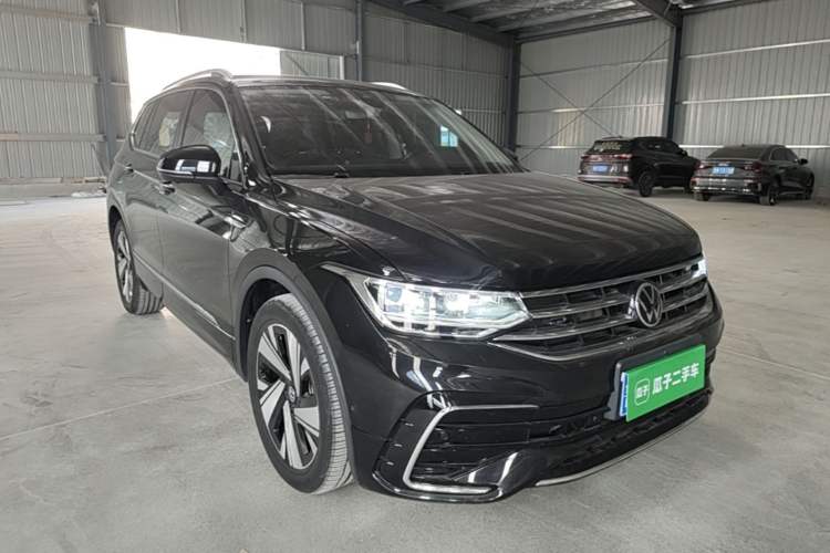 Used Volkswagen Tiguan L 2023 Restyled 330TSI Automatic Two-Wheel Drive R-Line Enhanced Comfort Version Front Right 45 Deg