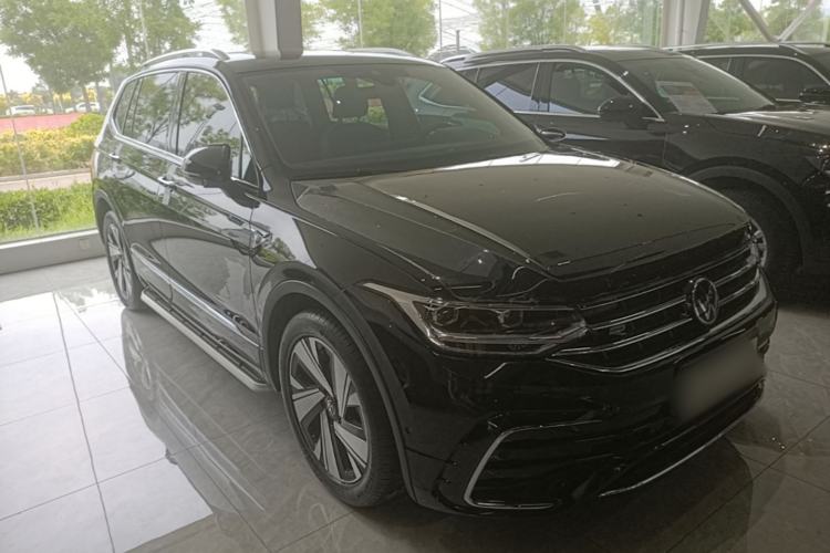 Used Volkswagen Tiguan L 2023 Restyled 330TSI Automatic Two-Wheel Drive R-Line Enhanced Comfort Version Front Right 45 Deg
