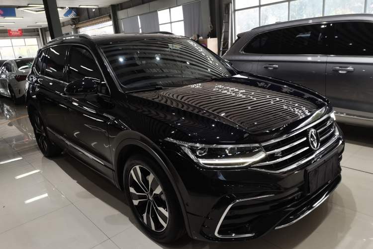 Used Volkswagen Tiguan L 2023 Restyled 330TSI Automatic Two-Wheel Drive R-Line Enhanced Comfort Version Front Right 45 Deg