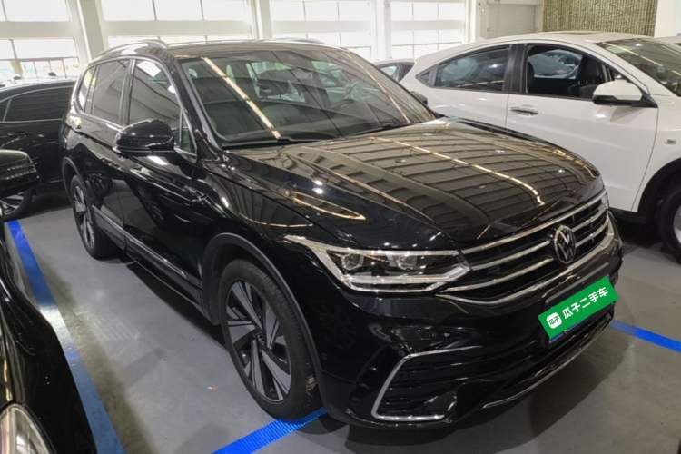 Used Volkswagen Tiguan L 2023 Restyled 330TSI Automatic Two-Wheel Drive R-Line Enhanced Comfort Version Front Right 45 Deg