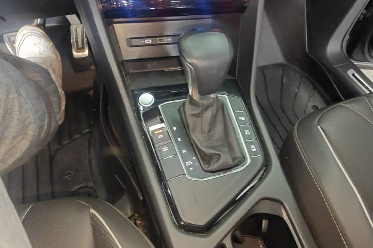 Used Volkswagen Tiguan L 2023 Restyled 330TSI Automatic Two-Wheel Drive R-Line Enhanced Comfort Version Gear Lever