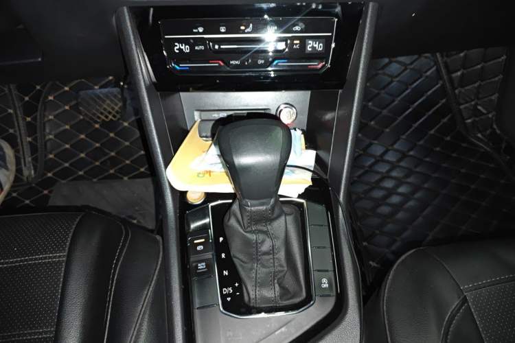 Used Volkswagen Tiguan L 2023 Revised Version 330TSI Automatic Two-Wheel Drive Smart Enjoyment Edition Gear Lever