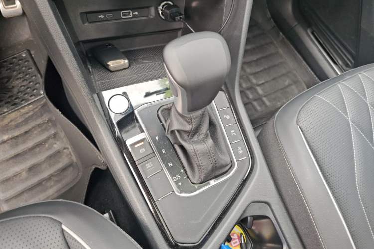 Used Volkswagen Tiguan L 2023 Restyled 330TSI Automatic Two-Wheel Drive R-Line Enhanced Comfort Version Gear Lever